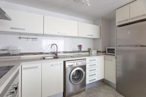 BenimagrellにあるNarval 25の白いキッチン(洗濯機付)
