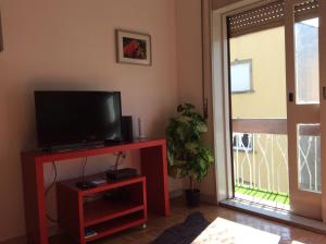 TV i/ili multimedijalni sistem u objektu Downtown Sunny Apartment