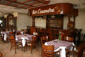 La EncantadaにあるHotel el Pazo de Daroのテーブルと椅子が備わるレストラン