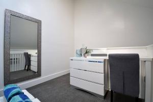 Rúm í herbergi á Fashionable loft APT UNIT # 5