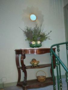 a table with a mirror and a plant on it at Appartement Hippolyte in Montpellier