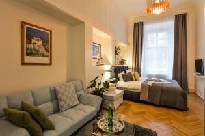 Posteľ alebo postele v izbe v ubytovaní Royal Route Residence