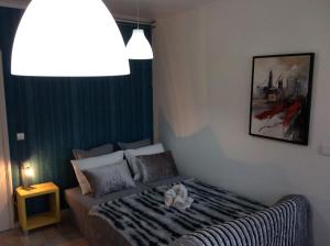 um quarto com uma cama com um bicho de peluche em Comfort in the Downtown no Porto