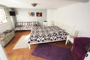 Una cama o camas en una habitación de Wohnungen unter Reet