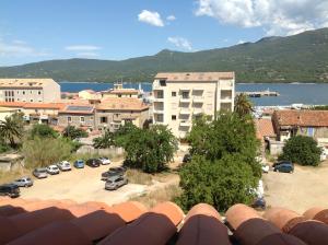 een luchtzicht op een stad met een parkeerplaats bij Le Marina 2 in Propriano