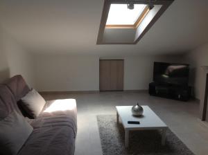 een woonkamer met een bank en een tv bij Le Marina 2 in Propriano