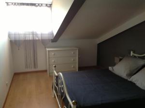 een slaapkamer met een bed, een ladekast en een raam bij Le Marina 2 in Propriano