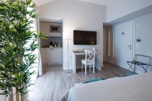 TV a/nebo společenská místnost v ubytování Auberge des Grands Bois