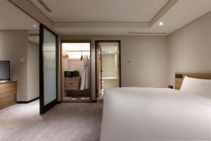 Letto o letti in una camera di Royal Inn Taipei Nanxi - MRT Zhongshan Station
