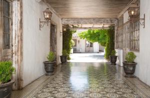 an empty hallway with potted plants and an entry way at Hotel Casa Silva in San Fernando