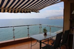 アルメリアにあるTú BARCOの海の景色を望むバルコニー(テーブル、椅子付)