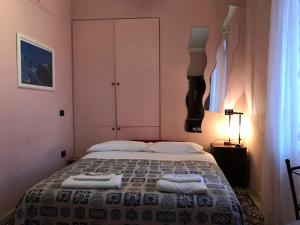 a bedroom with a bed with two towels on it at Agriturismo Montupoli in Miglianico