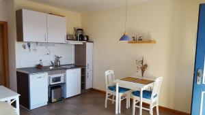 A kitchen or kitchenette at Haus Britta Rügen