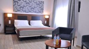 Łóżko lub łóżka w pokoju w obiekcie City Hotel Alger