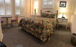 Un pat sau paturi într-o cameră la Mayflower Hotel