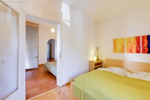 ein weißes Schlafzimmer mit einem Bett und einem Flur in der Unterkunft Ferienwohnung Mariazell in Mariazell