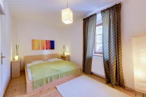 Schlafzimmer mit einem Bett und einem Fenster in der Unterkunft Ferienwohnung Mariazell in Mariazell