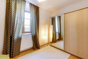 Zimmer mit Fenster und Spiegel in der Unterkunft Ferienwohnung Mariazell in Mariazell