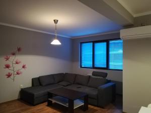 A seating area at Apartment Sredetz
