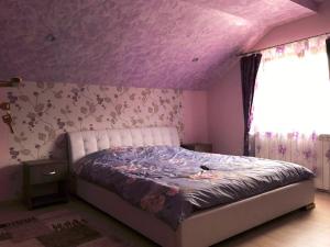 um quarto com uma cama com um tecto roxo em Vila Maria em Petrila