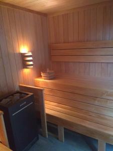 una sauna con un banco y una luz en ella en Karczma Dolina Pstrąga, en Machowa