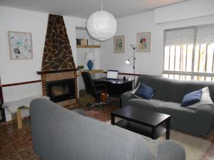 埃爾韋爾赫爾的住宿－Casa La Madriguera，带沙发和壁炉的客厅