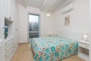 Tempat tidur dalam kamar di Appartamento Costa del Sole