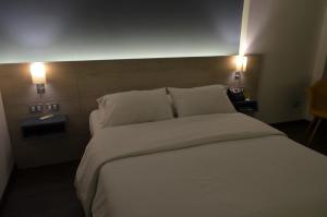 Rúm í herbergi á Daniel's Apart Hotel