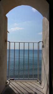 einen Balkon mit Meerblick in der Unterkunft Balcone sulla spiaggia in Cefalú
