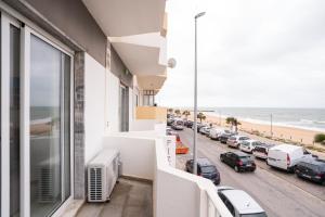 奎特里拉的住宿－T2 Avenida- Frente Mar, Ar-Condicionado, Wifi，阳台享有停车场的景致。
