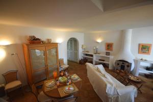 a living room with a couch and a table at V2 Aldeia Do Golf- Piscina, Familiar, Aconchegante in Vilamoura