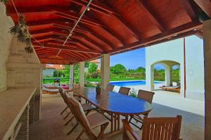 MarčanaにあるVilla Almaのパティオ(テーブル、椅子付)、プールが備わります。