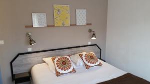Posteľ alebo postele v izbe v ubytovaní Amadour Hôtel