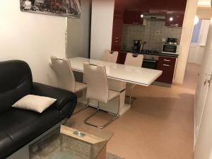 - un salon avec une table blanche et un canapé dans l'établissement Appartement Rue Victor Hugo - Port de la Houle, à Cancale