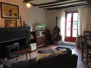 SeigyにあるGîte des Cochardsのリビングルーム(ソファ、ピアノ付) +17枚の写真