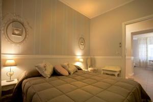 ヴェローナにあるCasa di Charme "Rosa-Rosae"のベッドルーム(大型ベッド1台、鏡付)