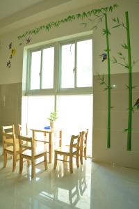 d'une salle à manger avec une table, des chaises et une fenêtre. dans l'établissement Hoang Chau Motel, à Vung Tau