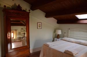 a bedroom with a bed and a large mirror at La Zizzania e il Mandarino in Roccagloriosa