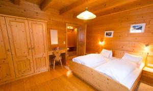 A bed or beds in a room at Alpenhof Wolayersee