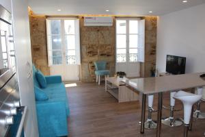 a living room with a blue couch and a table at Apartamento luaS in Santiago de Compostela