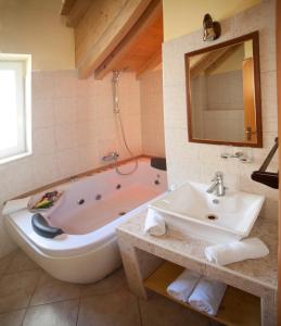 Kúpeľňa v ubytovaní Authentic Luxury Rooms + 37 fotografií