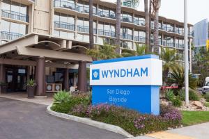 um sinal em frente a um edifício em Wyndham San Diego Bayside em San Diego