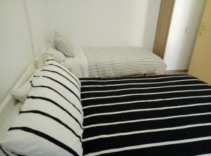 Łóżko lub łóżka w pokoju w obiekcie Casa Carmen Barcelona
