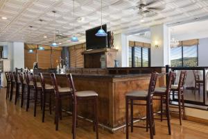 Eine Bar mit einem Haufen Stühle drum herum. in der Unterkunft Wyndham Garden Lake Guntersville in Guntersville