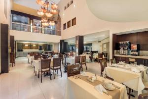 a dining room with tables and chairs in a restaurant at Wyndham Garden Obregon in Ciudad Obregón