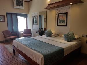 Kesar Bhawan Palace tesisinde bir odada yatak veya yataklar