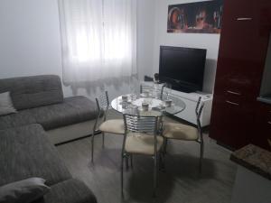 Televízia a/alebo spoločenská miestnosť v ubytovaní Ankica
