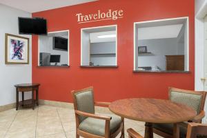 TV a/nebo společenská místnost v ubytování Travelodge by Wyndham Klamath Falls