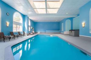 a large swimming pool with blue walls and a ceiling at Wyndham Southbury in Southbury