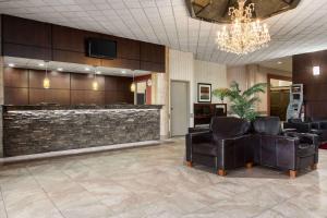 Posezení v ubytování Travelodge by Wyndham Lloydminster + 37 fotografií